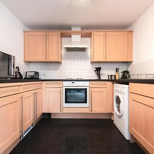 Spacious Comfort Haven: 2-bed Smart With Free Parking Apartment Southampton