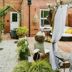 Cosy Garden Flat, Private Hot Tub & Four Poster Bed Apartment York